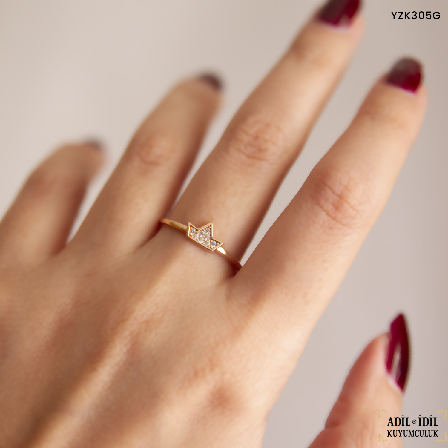 Kraliçe Tacı Desenli Altın Yüzük