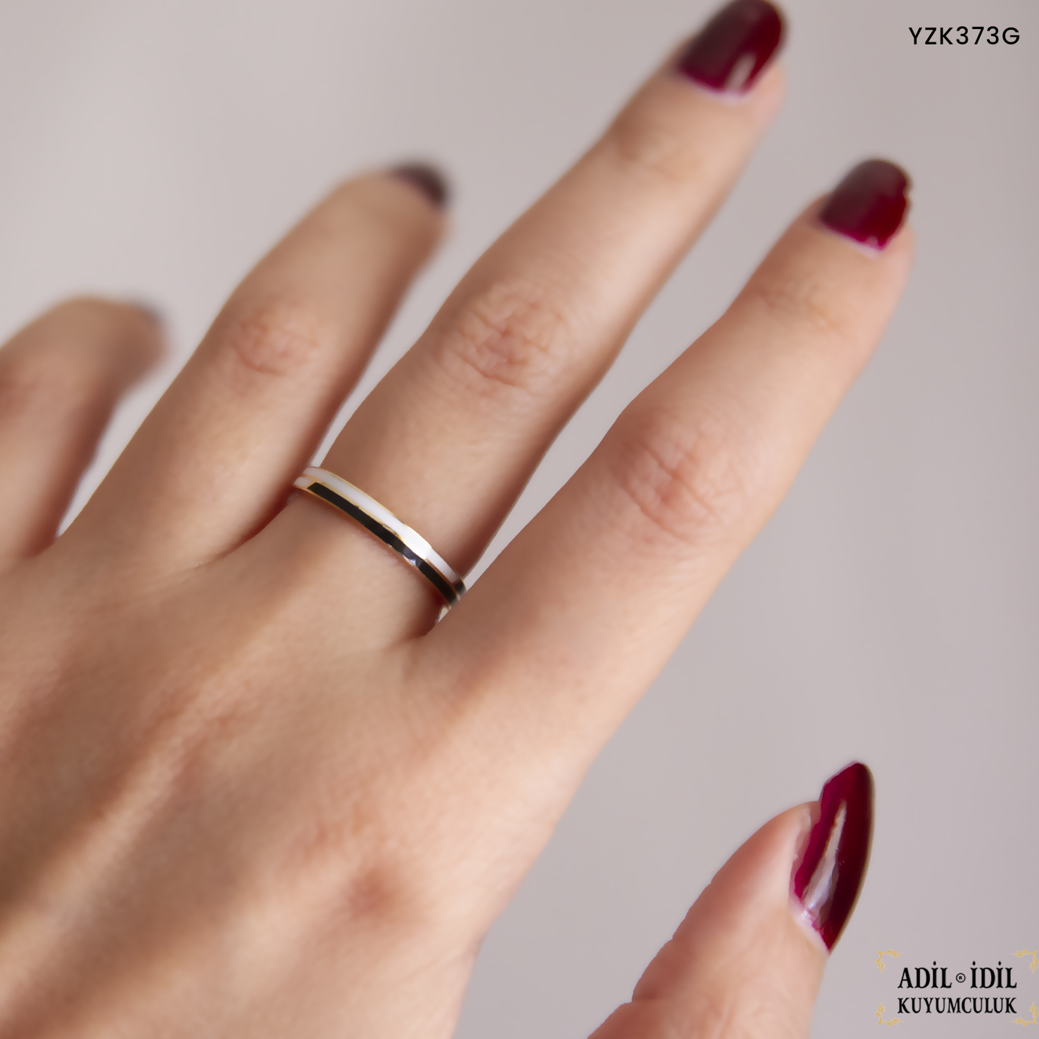 Siyah Beyaz Mineli Yüzük